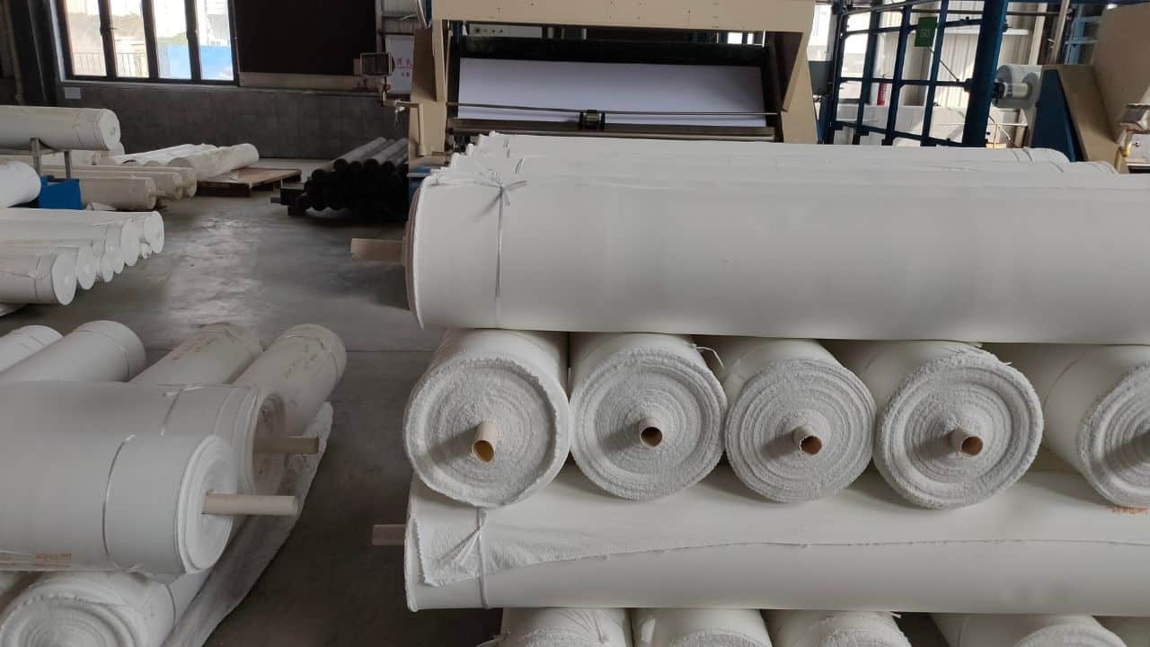 Bán thành phẩm trước khi nhuộm tại nhà máy dệt Liên Phương