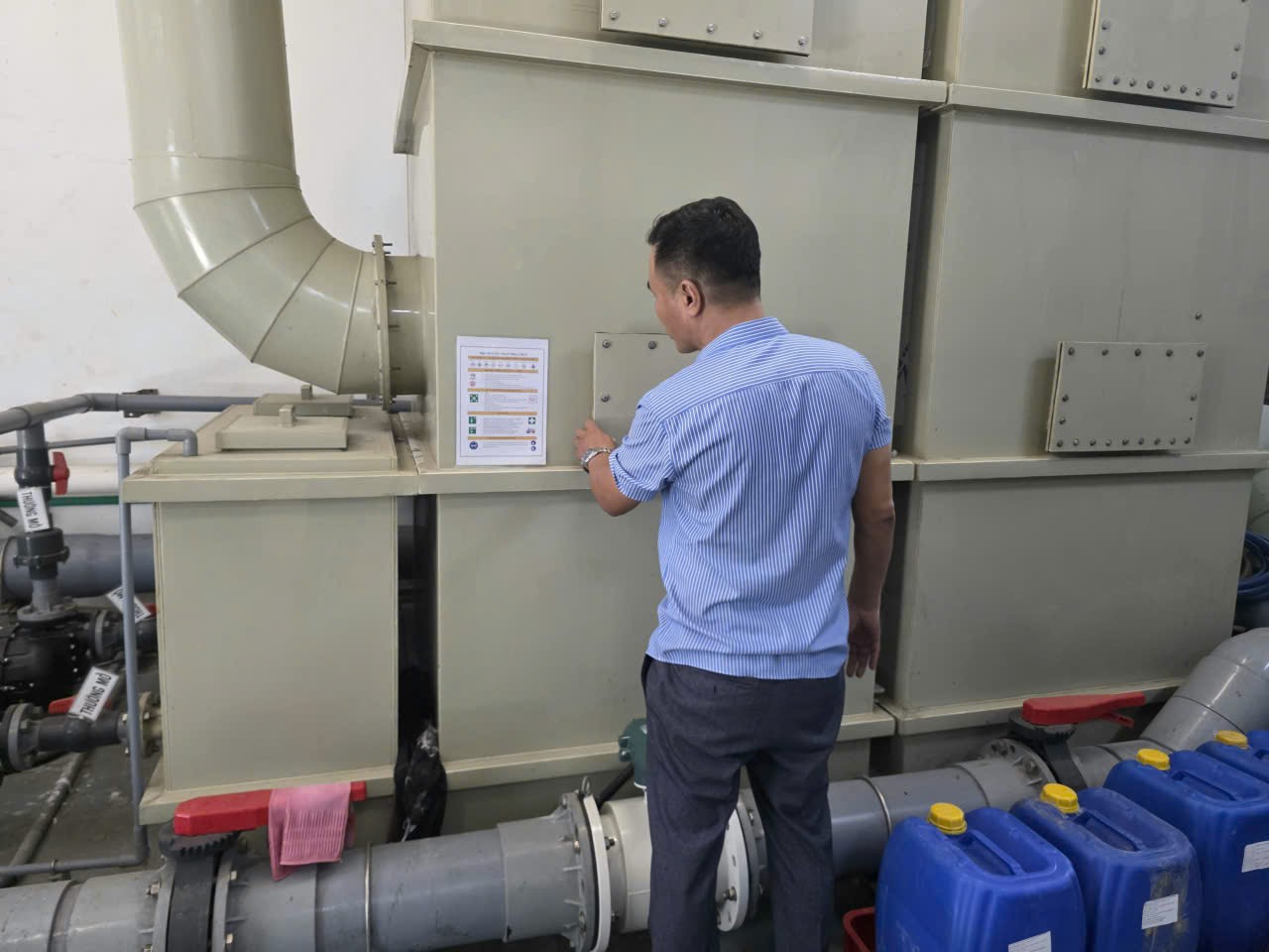 Kiểm tra cửa thăm bồn xử lý hóa chất và đường ống thông khí
