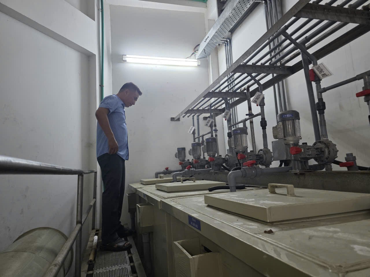 Kiểm tra hệ thống bồn chứa và dàn bơm định lượng hóa chất