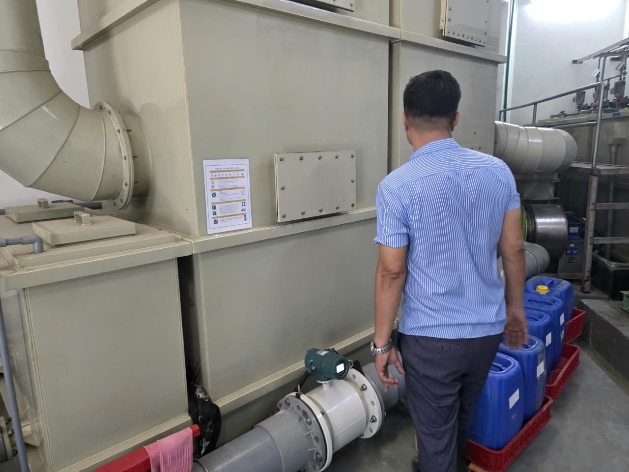 Kiểm tra đồng hồ đo lưu lượng điện từ tại trạm xử lý nước thải