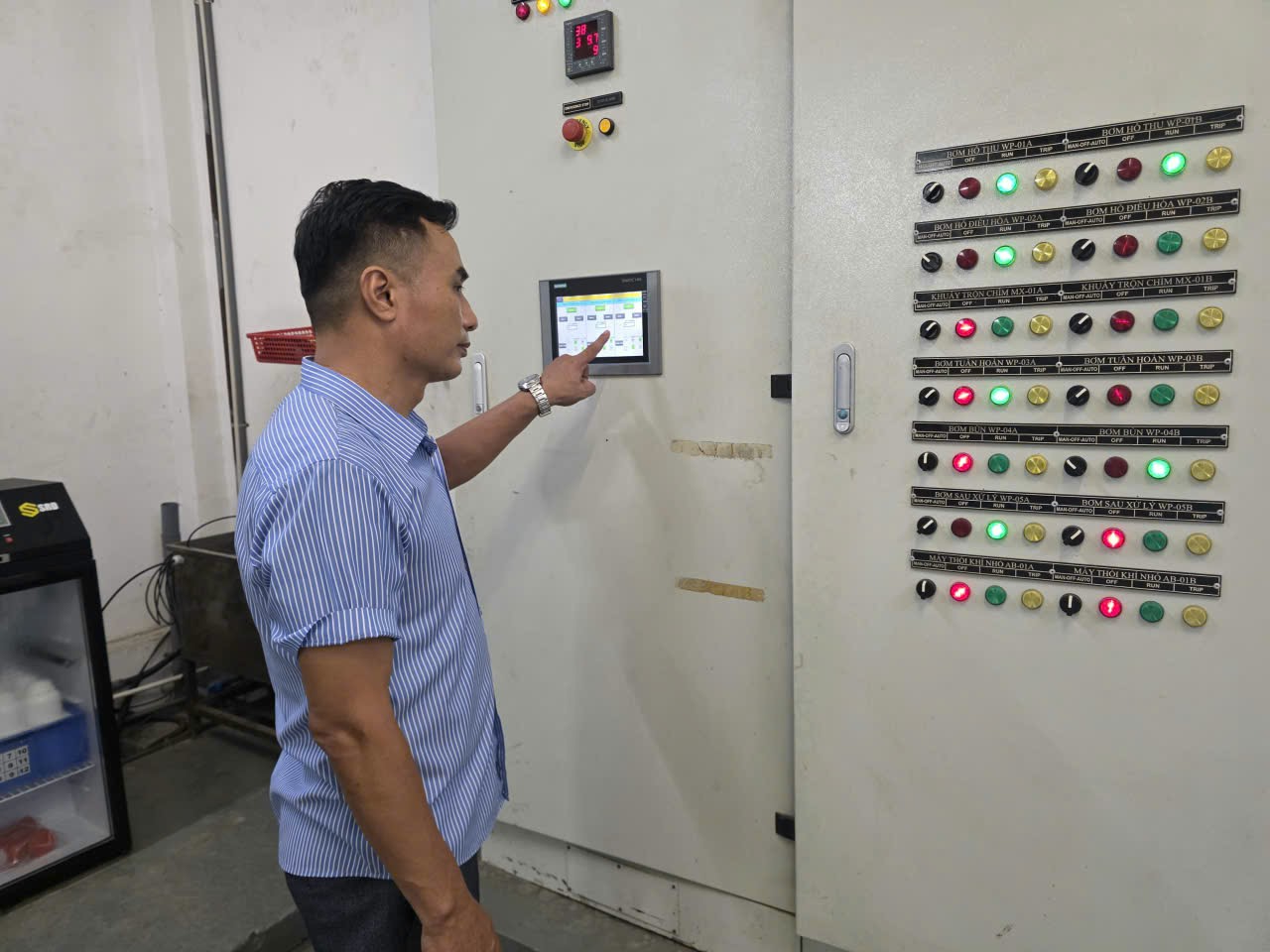 Thao tác cài đặt thông số trên màn hình cảm ứng HMI tủ điện điều khiển trung tâm