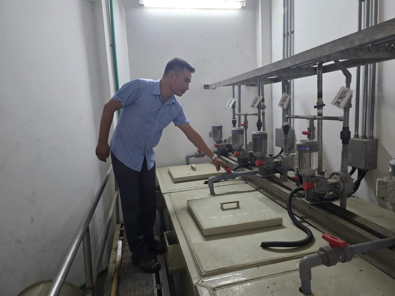 Kỹ thuật viên Môi Trường Ngọc Lân kiểm tra cụm bơm định lượng hóa chất